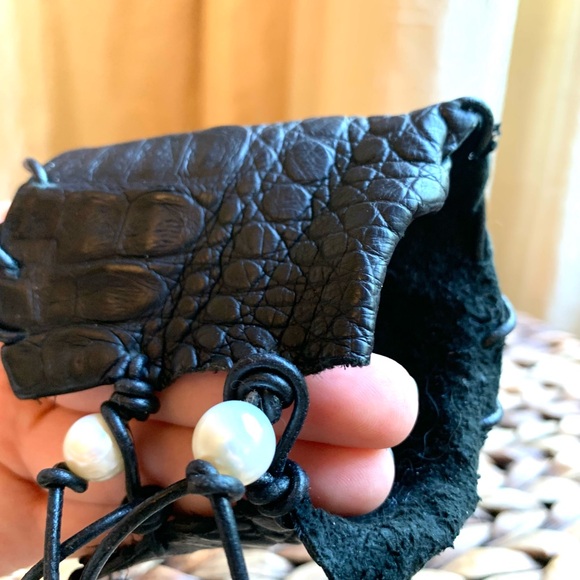 Sweet Olive Black Crocodile with Large Freshwater Pearls Boho Cuff - Picture 4 of 7
